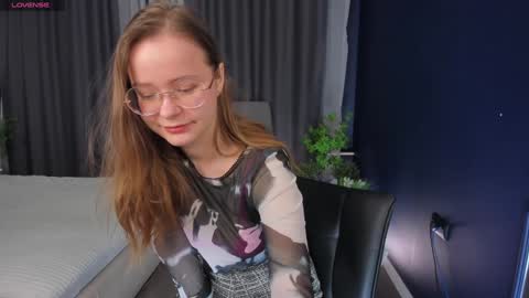 Snapshot of cassiecool chatting on December 4, 9:02 pm assie online show from December 4, 9:02 pm