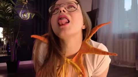 Snapshot of cassiecool chatting on October 23, 12:59 pm assie online show from October 23, 12:59 pm