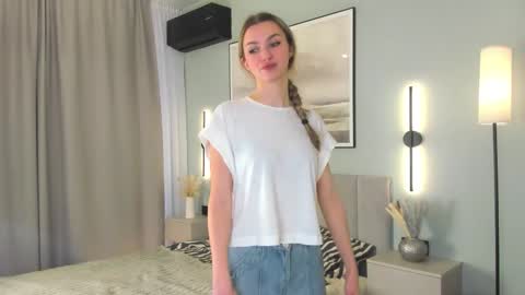 Snapshot of casual_blonde chatting on February 18, 7:15 am For friends Kira online show from February 18, 7:15 am