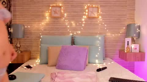 Snapshot of catalinnathompson chatting on December 11, 6:09 pm CatalinnaThompson online show from December 11, 6:09 pm