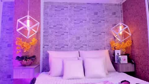 CatalinnaThompson online show from November 12, 12:05 pm