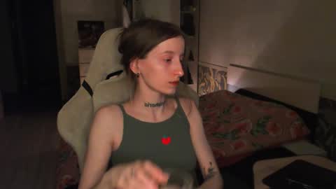 Snapshot of cath_dysphoria_ chatting on June 5, 7:19 pm CATH online show from June 5, 7:19 pm