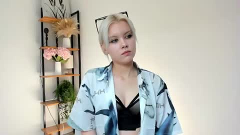 Snapshot of cathiearzabala chatting on June 25, 11:04 am Mia online show from June 25, 11:04 am