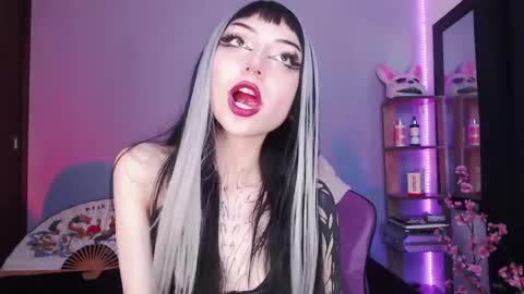 Snapshot of cati_petite chatting on March 1, 10:53 pm Cati help me reach my goal of 100 thumbs up again 3 online show from March 1, 10:53 pm