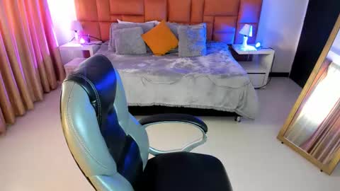 catti_brie_ online show from November 13, 11:42 am