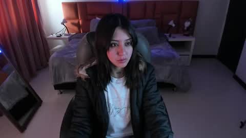 catti_brie_ online show from November 29, 12:30 pm