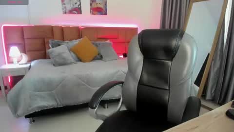 catti_brie_ online show from June 18, 11:36 am