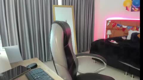 catti_brie_ online show from July 14, 11:49 am