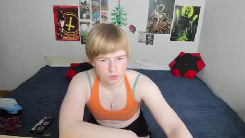 cattie_w_ online show from April 9, 1:16 am