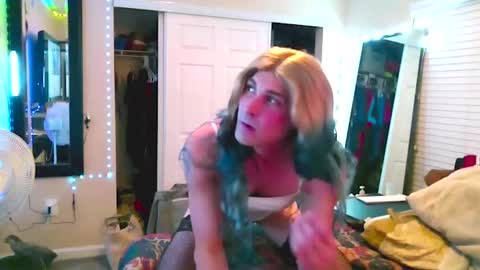 Snapshot of cdashleysimmons chatting on October 5, 8:23 am Allie North online show from October 5, 8:23 am