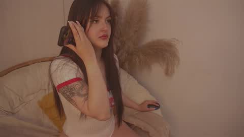 Diane Independent model online show from September 22, 7:05 pm