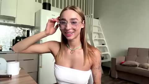 Snapshot of celineruppert chatting on June 23, 1:47 am Amilia online show from June 23, 1:47 am