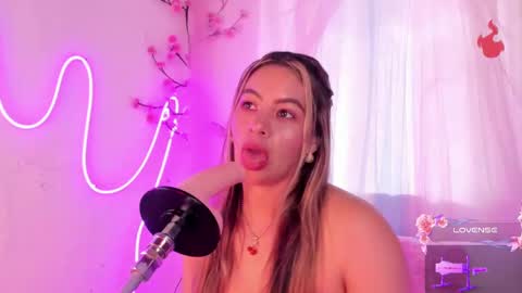 Snapshot of centaurigirls chatting on October 3, 4:04 pm Hello guys my name is Sofi and Lizzie and Vanessa online show from October 3, 4:04 pm