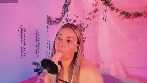 Snapshot of centaurigirls chatting on November 12, 1:17 am Hello guys my name is Sofi and Lizzie and Vanessa online show from November 12, 1:17 am