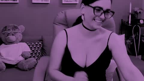 Snapshot of chantallovely chatting on April 25, 8:06 am The Queen online show from April 25, 8:06 am