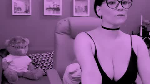 Snapshot of chantallovely chatting on May 4, 2:02 pm The Queen online show from May 4, 2:02 pm