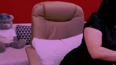 Snapshot of chantallovely chatting on May 18, 3:24 am The Queen online show from May 18, 3:24 am