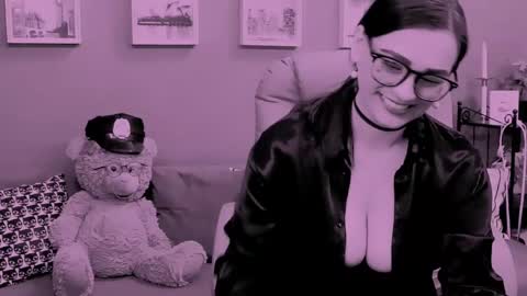 Snapshot of chantallovely chatting on May 26, 6:37 pm The Queen online show from May 26, 6:37 pm