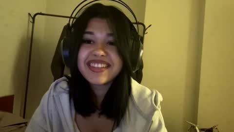 Lola online show from December 3, 3:32 pm