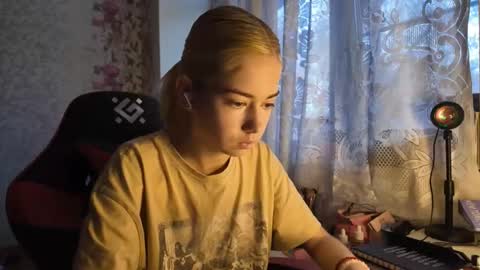 Snapshot of charleneschonert chatting on October 31, 7:31 am Nancy online show from October 31, 7:31 am