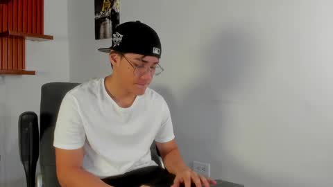 Snapshot of charley_morgan chatting on March 6, 6:37 pm charley_morgan online show from March 6, 6:37 pm