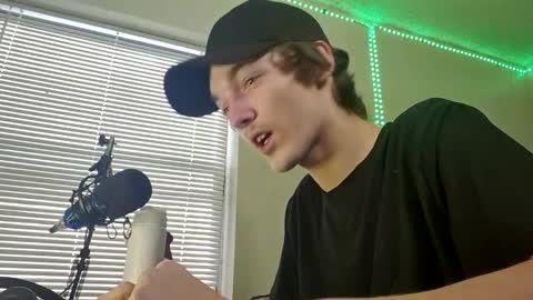 Snapshot of charlied09302 chatting on October 28, 9:17 pm char sexiness online show from October 28, 9:17 pm