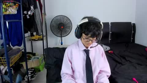 Snapshot of charlietaylorr__ chatting on May 25, 6:47 pm Charlie online show from May 25, 6:47 pm