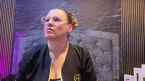 Snapshot of charlotte__g chatting on November 20, 11:10 am charlotte online show from November 20, 11:10 am