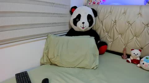 Snapshot of charlottee07 chatting on February 6, 2:27 am charlottee07 online show from February 6, 2:27 am