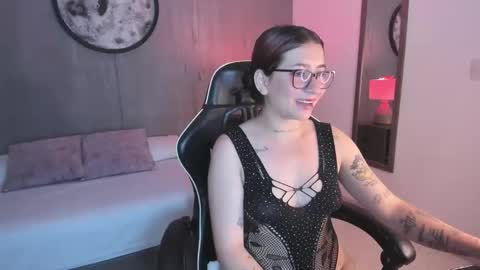 Snapshot of charlottee27_ chatting on February 8, 2:15 am Charlottee online show from February 8, 2:15 am