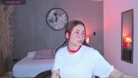 Snapshot of charlottee27_ chatting on February 15, 2:08 am Charlottee online show from February 15, 2:08 am