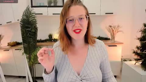 Snapshot of charmygrace chatting on December 18, 10:43 am Grace online show from December 18, 10:43 am