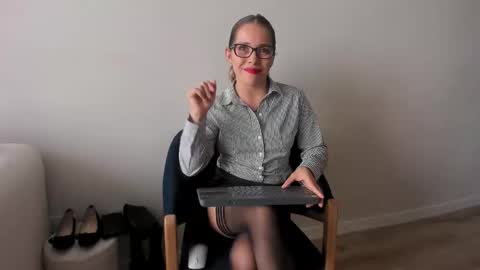 Regina Phalange online show from February 7, 9:15 pm