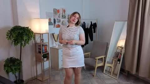 Snapshot of cherellehowieson chatting on October 20, 4:18 pm Pauline its my first day online show from October 20, 4:18 pm