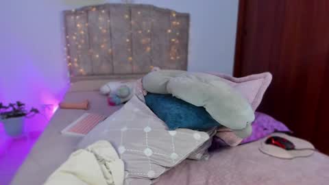 Snapshot of cherries_and_wine_ chatting on December 1, 9:04 pm cherries_and_wine_ online show from December 1, 9:04 pm