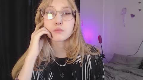 Snapshot of cherry_hazzze chatting on February 9, 6:39 am Cheryl online show from February 9, 6:39 am