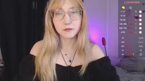 Snapshot of cherry_hazzze chatting on February 10, 5:33 am Cheryl online show from February 10, 5:33 am