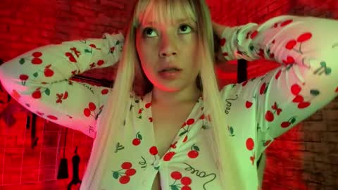 Snapshot of cherry_xoxx chatting on October 24, 11:39 am online show from October 24, 11:39 am