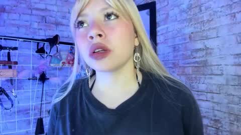 Snapshot of cherry_xoxx chatting on November 3, 12:06 pm online show from November 3, 12:06 pm