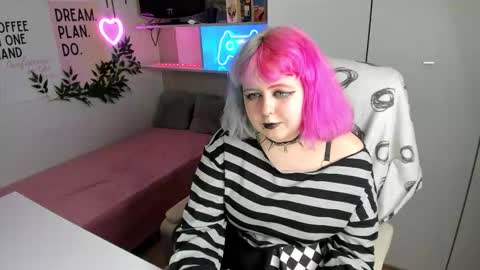 Sarah online show from February 7, 9:40 pm