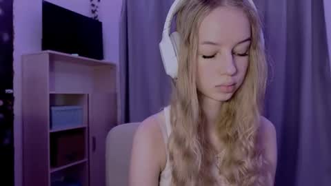 Evie online show from October 28, 4:05 am