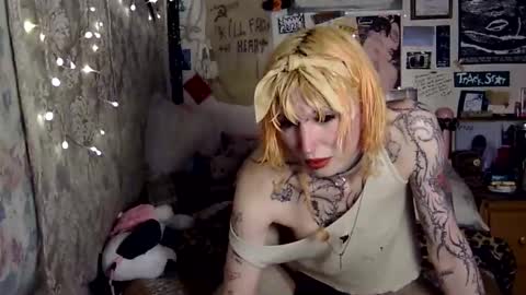 cher strauberry online show from February 24, 12:08 am