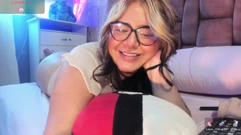 chloe bonnet Connection Monday to Saturday 3 pm Chicago INDEPENDENT MODEL . online show from January 11, 10:18 pm