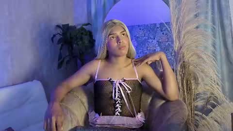Snapshot of chloe_bronze chatting on June 19, 8:12 pm Chloe online show from June 19, 8:12 pm