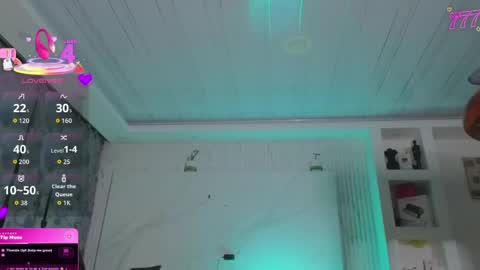 chloe_cooperr online show from April 18, 10:19 am