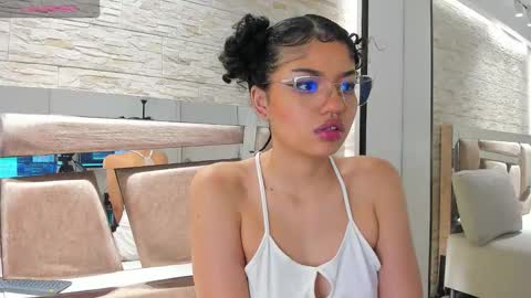 Snapshot of chloe_cortez chatting on December 14, 11:15 am chloe online show from December 14, 11:15 am