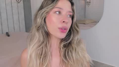 Chloe online show from January 3, 1:25 pm