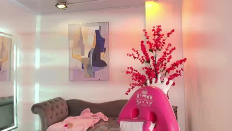 Snapshot of chloe_dolly chatting on April 15, 11:39 am Chloe online show from April 15, 11:39 am