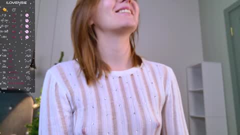 Snapshot of chloe_jeense chatting on December 23, 5:39 am Chloe online show from December 23, 5:39 am