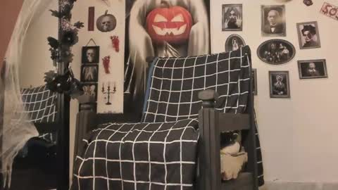 Snapshot of chloe_kisses chatting on October 31, 12:06 pm chloe_kisses online show from October 31, 12:06 pm